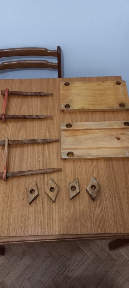 Prensa de madera   para elaborar  matahambre y otros  alimentos  requieren presiòn.