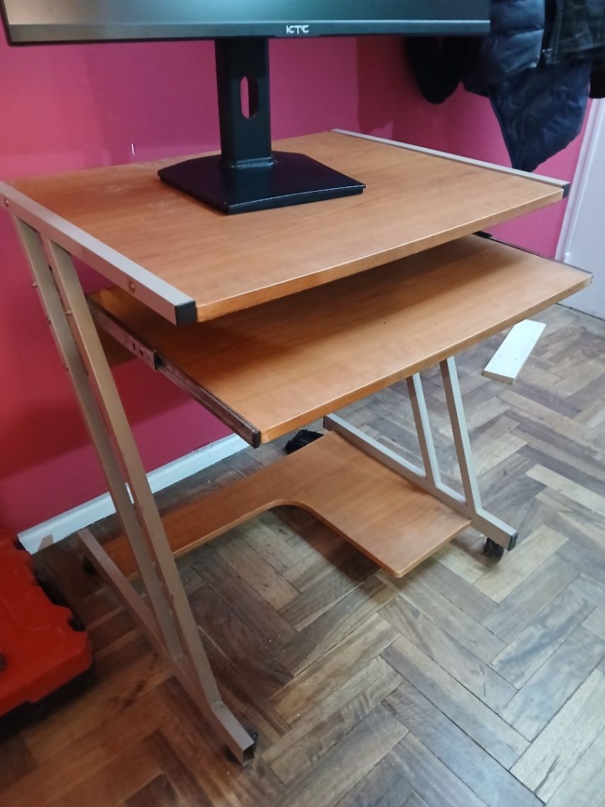 Escritorio pc con ruedas y bandeja
