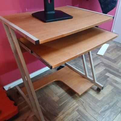 Escritorio pc con ruedas y bandeja